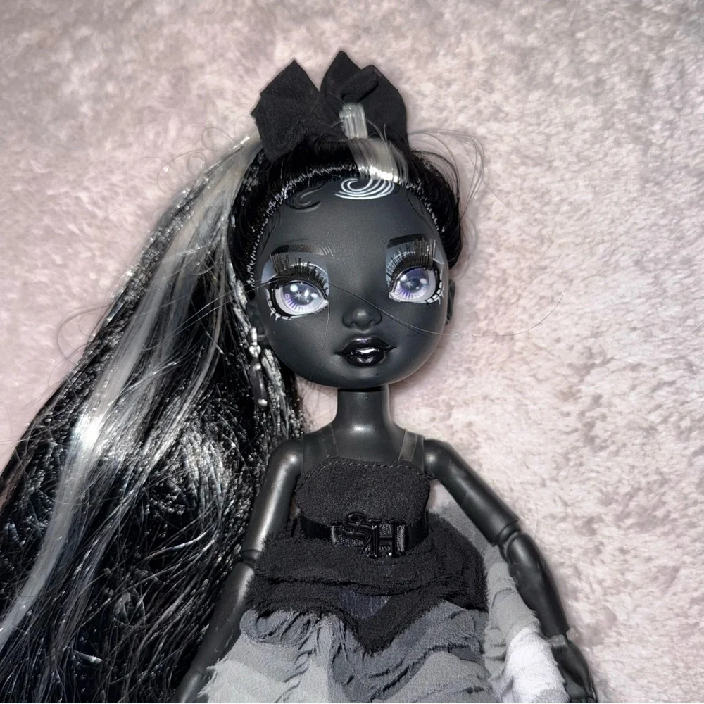 Rainbow High Shadow High Series 1 Shanelle Onyx Grayscale Fashion Doll Set